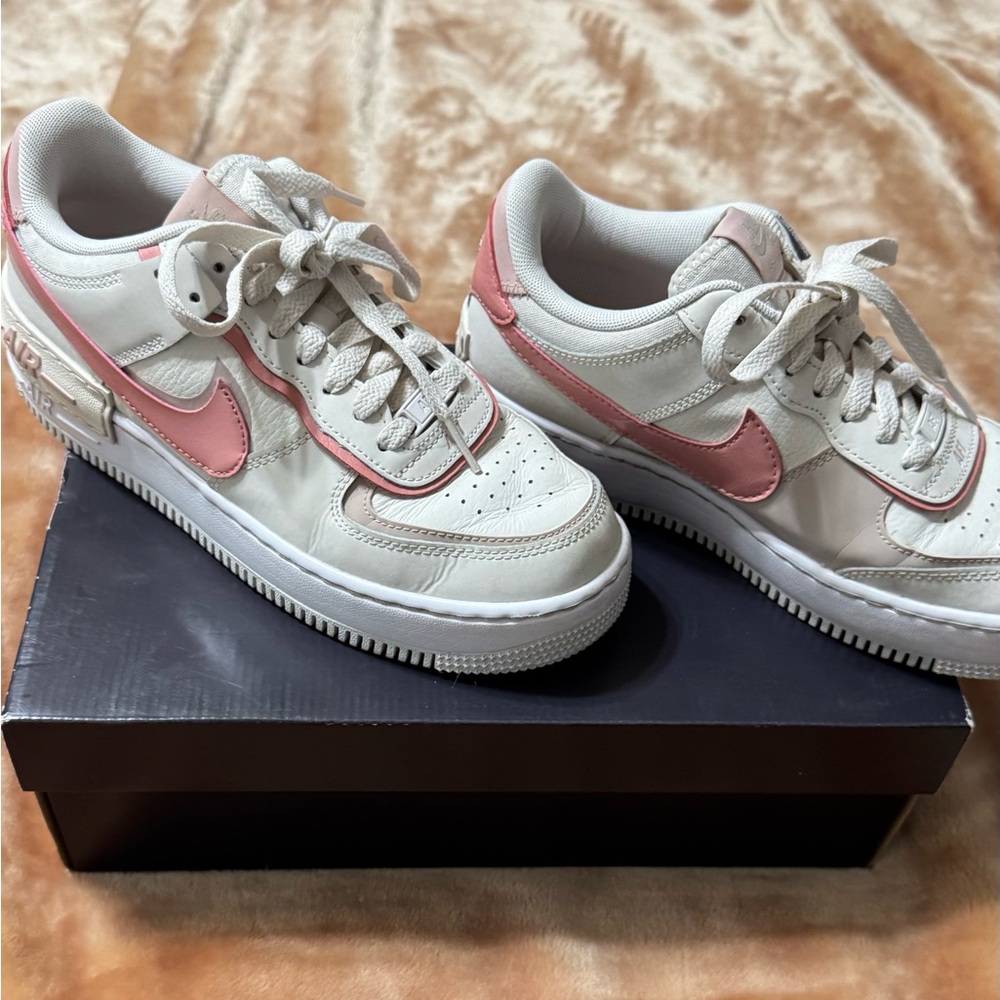 Women’s Nike pink sneakers